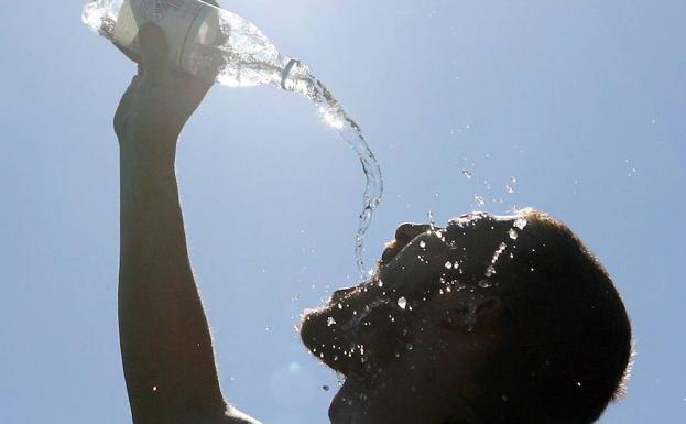 Beber agua fría cuando hace mucho calor Bueno o malo para la salud